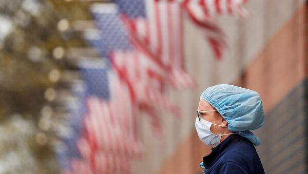 Enfermeira usa máscara protetora enquanto aguarda ambulância em hospital em Nova York, EUA, 20 de abril de 2020 - Sputnik Brasil