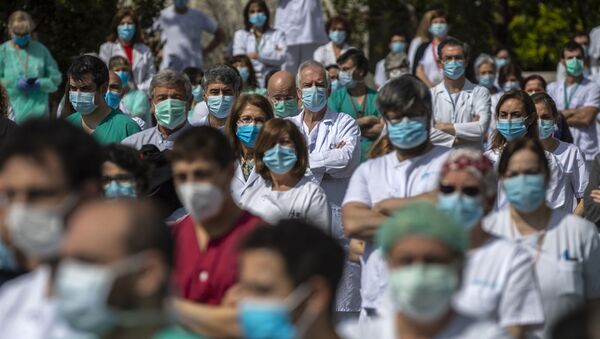 Agentes de saúde fazem um minuto de silêncio pela morte de colega, em Madri, na Espanha, 20 de abril de 2020 - Sputnik Brasil