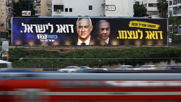 Tráfego rodoviário frente a cartaz de campanha eleitoral do Partido Azul e Branco, representando o líder do partido, Benny Gantz, e o primeiro-ministro israelense Benjamin Netanyahu, Tel Aviv, 18 de fevereiro de 2020 (foto de arquivo) - Sputnik Brasil