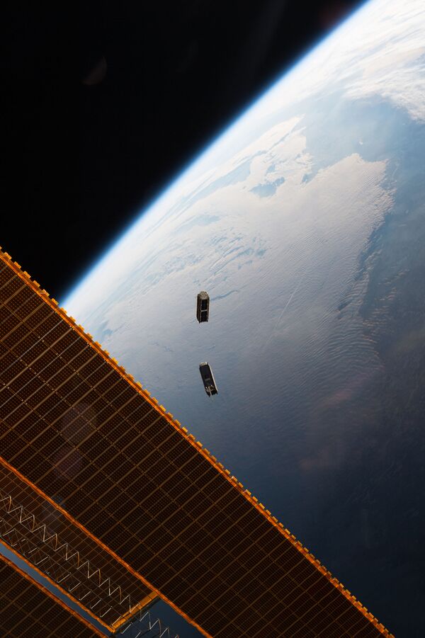 Pequenos satélites CubeSat em órbita da Terra - Sputnik Brasil