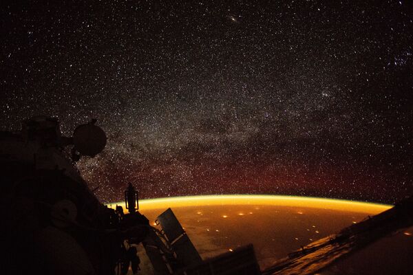 Astronauta a bordo da Estação Espacial Internacional tira foto do brilho espacial na atmosfera da Terra - Sputnik Brasil