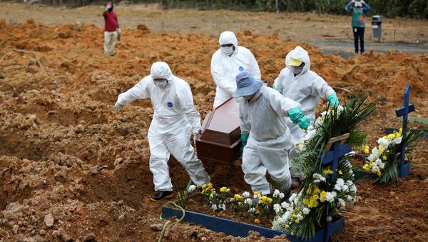 Coveiros enterram vítimas da COVID-19 no Cemitério Parque Tarumã, em Manaus - Sputnik Brasil