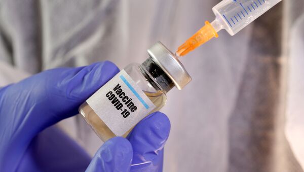 Frasco rotulado com adesivo de vacina contra COVID-19 (imagem ilustrativa) - Sputnik Brasil