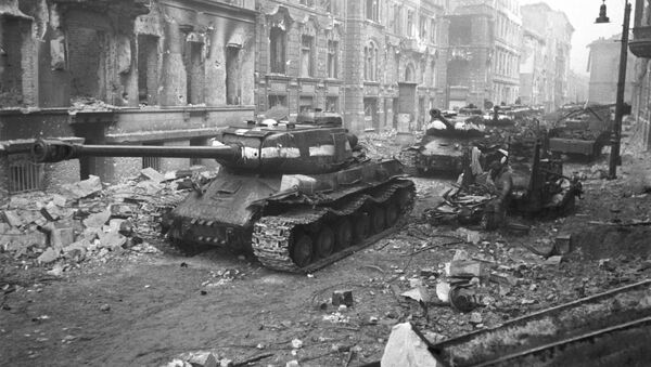 Tanques soviéticos nas ruas de Berlim em 1945 - Sputnik Brasil
