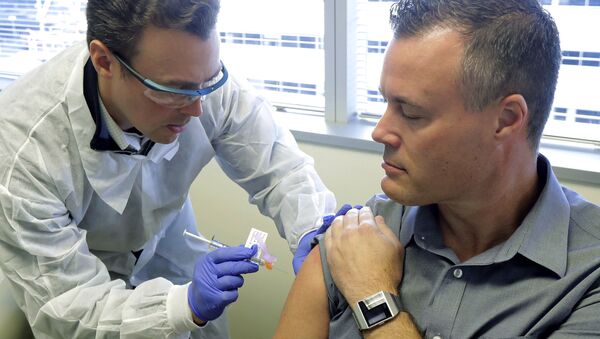 Homem infectado com a COVID-19 recebe potencial vacina nos EUA - Sputnik Brasil