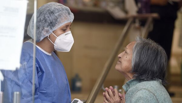Enfermeira mexicana falando com uma paciente na Cidade do México  - Sputnik Brasil