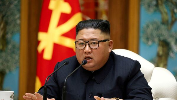 O líder norte-coreano Kim Jong-un fala em uma reunião do Politburo do Comitê Central do Partido dos Trabalhadores da Coreia - Sputnik Brasil