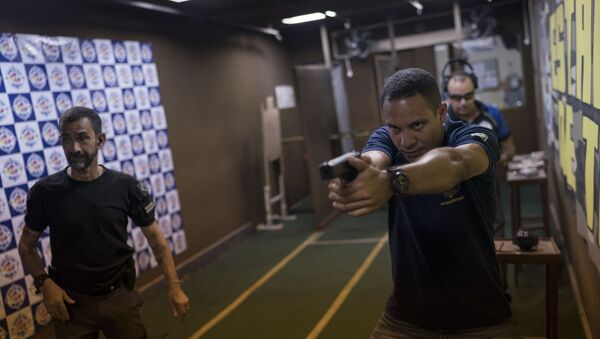 Homens praticam tiro em estande localizado em São Gonçalo, no Rio de Janeiro. - Sputnik Brasil