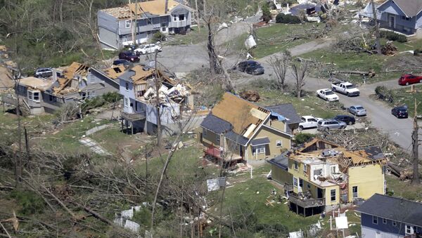 Árvores caídas e casas danificadas enfileiram-se em rua de Chattanooga, Tennessee, em 14 de abril de 2020, dois dias após a passagem de tornados pela região - Sputnik Brasil