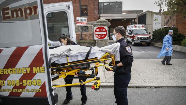 Paciente sendo carregado em ambulância, Nova York  - Sputnik Brasil