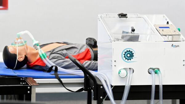 Protótipo de ventilador sendo usado em paciente - Sputnik Brasil