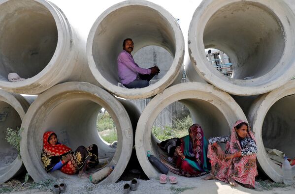 Trabalhadores migrantes descansam em tubulações de cimento durante quarentena na Índia - Sputnik Brasil