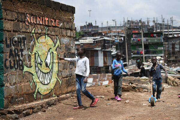 Garoto lê mensagem feita em parede de favela do Quênia com alerta sobre a COVID-19 - Sputnik Brasil