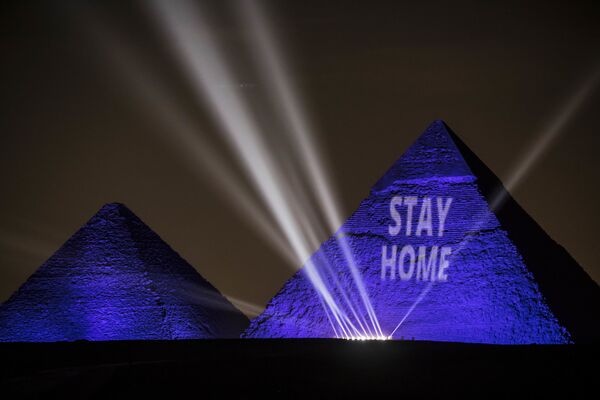 Pirâmides do Egito, no Cairo, refletem slogan da campanha Fique em casa como medida para incentivar a prevenção da COVID-19 no mundo - Sputnik Brasil