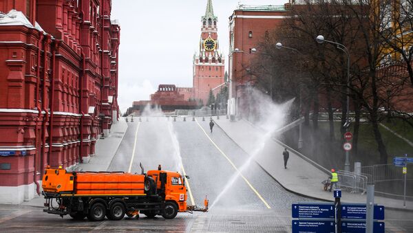 Caminhão despeja desinfetante no combate ao coronavírus em ruas e calçadas da Praça Vermelha, em Moscou - Sputnik Brasil