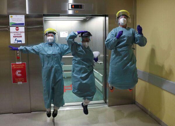 Funcionários de hospital se recreando enquanto lutam contra a COVID-19 na cidade de Liége, Bélgica - Sputnik Brasil