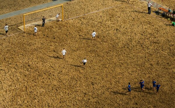 Crianças jogam futebol em Nizhny Novgorod, na Rússia - Sputnik Brasil