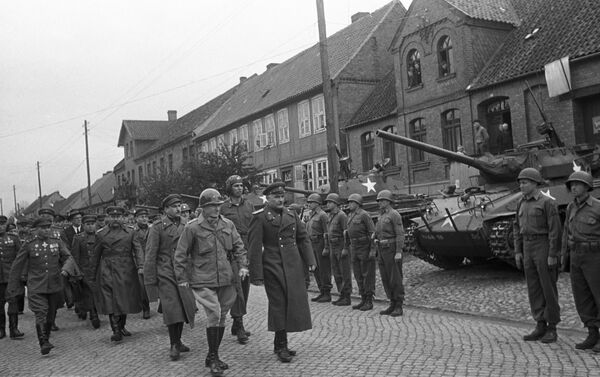 Soldados americanos e soviéticos na cidade de Torgau, Alemanha - Sputnik Brasil
