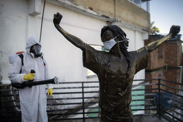 Estátua de Michael Jackson na favela carioca Santa Marta coberta com máscara durante a pandemia - Sputnik Brasil