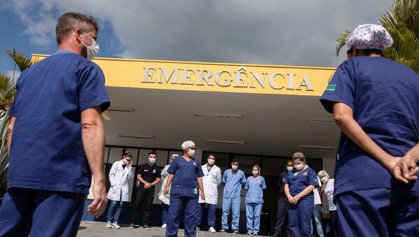 Profissionais de saúde em frente a um hospital em Ilhabela, litoral de São Paulo. - Sputnik Brasil