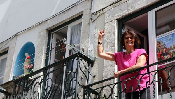Por causa da pandemia, portugueses celebram Revolução dos Cravos cantando nas janelas de casa - Sputnik Brasil