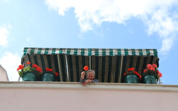 Por causa da pandemia, portugueses celebram Revolução dos Cravos cantando nas janelas de casa - Sputnik Brasil