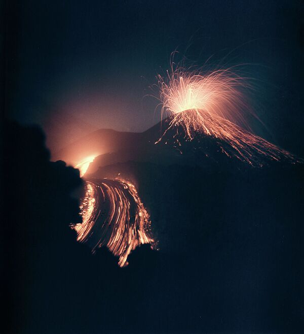 Vulcão russo Klyuchevskoi em erupção na Península de Kamchatka, na Rússia - Sputnik Brasil