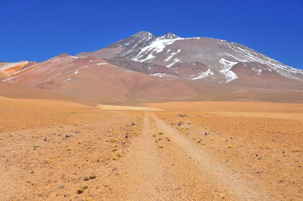 Considerado o segundo vulcão localizado a maior altitude do mundo, o Llullaillaco fica a 6.739 metros acima do nível do mar no deserto do Atacama, na cordilheira dos Andes - Sputnik Brasil