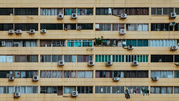 Aparelhos de ar condicionado na fachada de prédio residencial - Sputnik Brasil