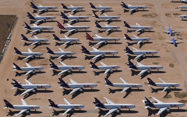 Aviões de diversas companhias aéreas paralisados pelo coronavírus próximo do Aeroporto Logístico da Califórnia do Sul - Sputnik Brasil
