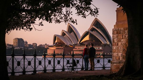 Australianos fazem um minuto de silêncio em homenagem às vítimas da COVID-19, em Sydney, 25 de abril de 2020 - Sputnik Brasil