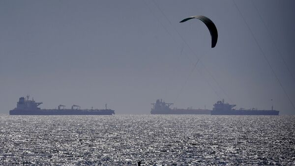 Um kitesurfista pegando ondas em meio a petroleiros ancorados, 22 de abril, Huntington Beach, Califórnia - Sputnik Brasil