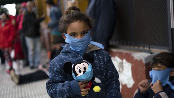 Criança com máscara para se proteger do coronavírus no Uruguai - Sputnik Brasil