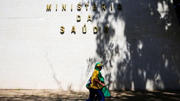 Manifestante passando na frente do edifício do Ministério da Saúde, Brasília, Brasil, 26 de abril de 2020 - Sputnik Brasil