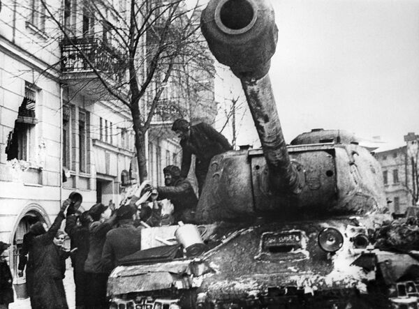 Moradores da cidade polonesa de Poznan saúdam soldados libertadores soviéticos em IS-2, tanque pesado nomeado em homenagem ao líder soviético Josef Stalin - Sputnik Brasil