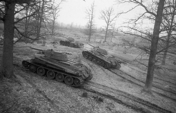Lendários tanques soviéticos T-34 saem para a linha de combate
 - Sputnik Brasil