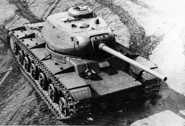Tanque pesado soviético KV-85 do período da Grande Guerra pela Pátria - Sputnik Brasil
