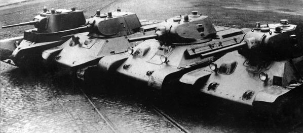 Progressão evolutiva do tanque BT-7 até ao T-34 - Sputnik Brasil