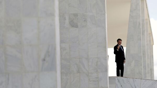Presidente Jair Bolsonaro exibe caneta enquanto desce a rampa do Palácio do Planalto, em Brasília, 27 de abril de 2020 - Sputnik Brasil