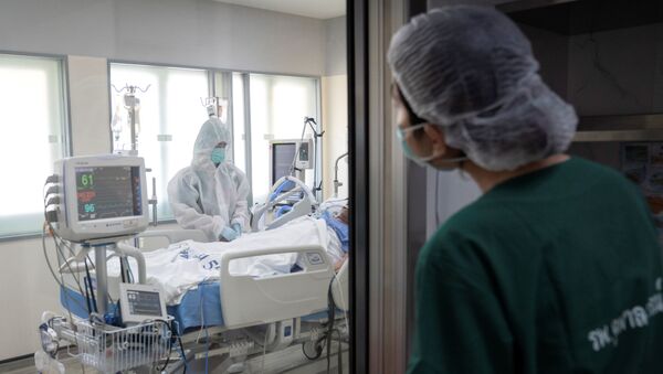 Médicos cuidam de pacientes com COVID-19 em uma UTI de Bangkok, Tailândia, 22 de abril de 2020 - Sputnik Brasil
