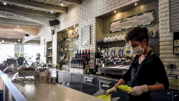 Atendente com máscara para se proteger do coronavírus organiza balcão de restaurante na Lombardia, no norte da Itália - Sputnik Brasil