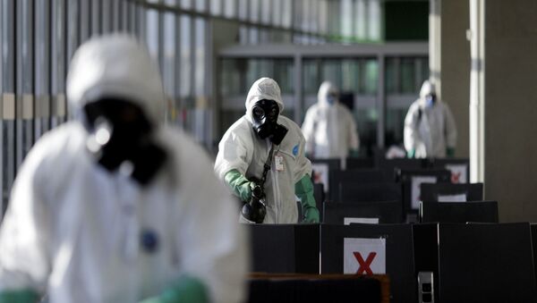 Militares da Marinha do Brasil desinfectando o Aeroporto Internacional Tom Jobim durante a pandemia de coronavírus, Rio de Janeiro, 24 de abril de 2020 - Sputnik Brasil