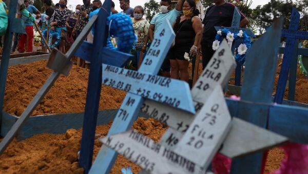 Enterro coletivo no cemitério Taruma, na capital do Amazonas, Manaus, em 28 de abril de 2020 - Sputnik Brasil