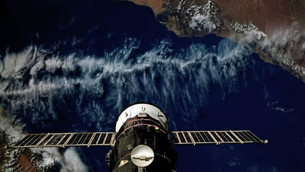 Nave de carga Progress MS-13 acoplada à Estação Espacial Internacional (EEI), sobrevoando Iêmen - Sputnik Brasil