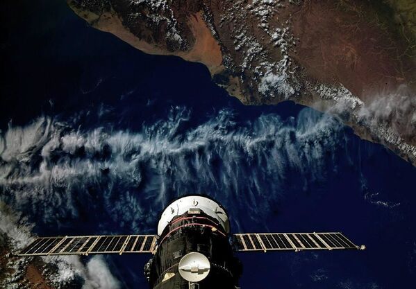 Nave de carga Progress MS-13 acoplada à Estação Espacial Internacional (EEI), sobrevoando Iêmen - Sputnik Brasil