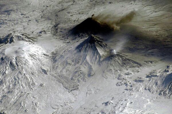 Fumaça expelida por vulcões na Sibéria registrada da Estação Espacial Internacional - Sputnik Brasil