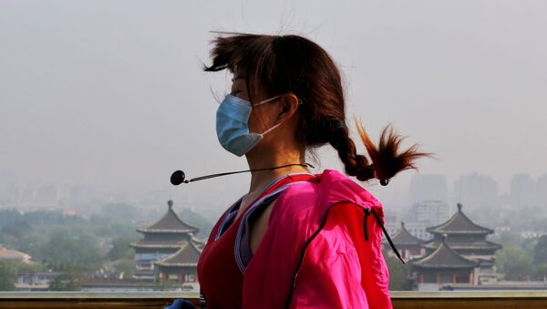 Mulher usando máscara e luvas faz exercícios no parque Jingshan, em Pequim, na China, 30 de abril de 2020 - Sputnik Brasil