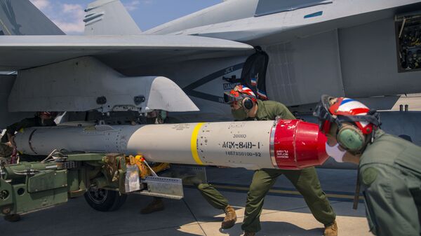 Militares norte-americanos carregam mísseis AGM-84D Harpoon ao F/A-18 Hornet na Estação Aérea de Iwakuni, no Japão - Sputnik Brasil