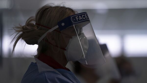 Médica com máscara de proteção contra o coronavírus em hospital de Manchester, no Reino Unido - Sputnik Brasil