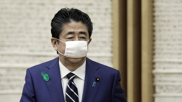Primeiro-ministro do Japão, Shinzo Abe, usa máscara para se proteger do novo coronavírus. - Sputnik Brasil